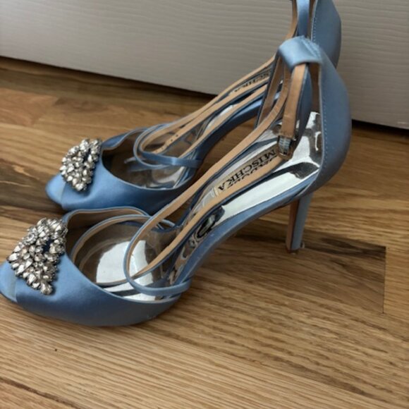 Beautiful size 9 Badgley Mischka heels with gorgeous embellishment - Picture 7 of 8
